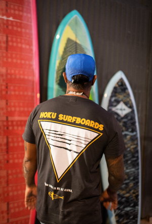 Hoku Surfboards | Kane Tee - washed black