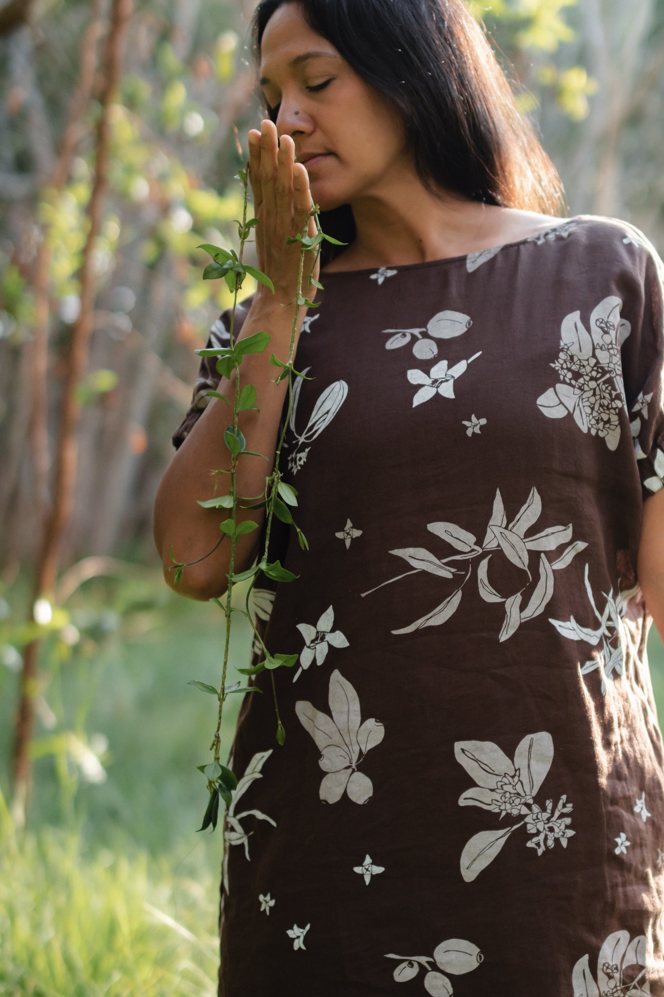 ʻIliahi | Linen Cinched Sleeve Maxi Dress - brown
