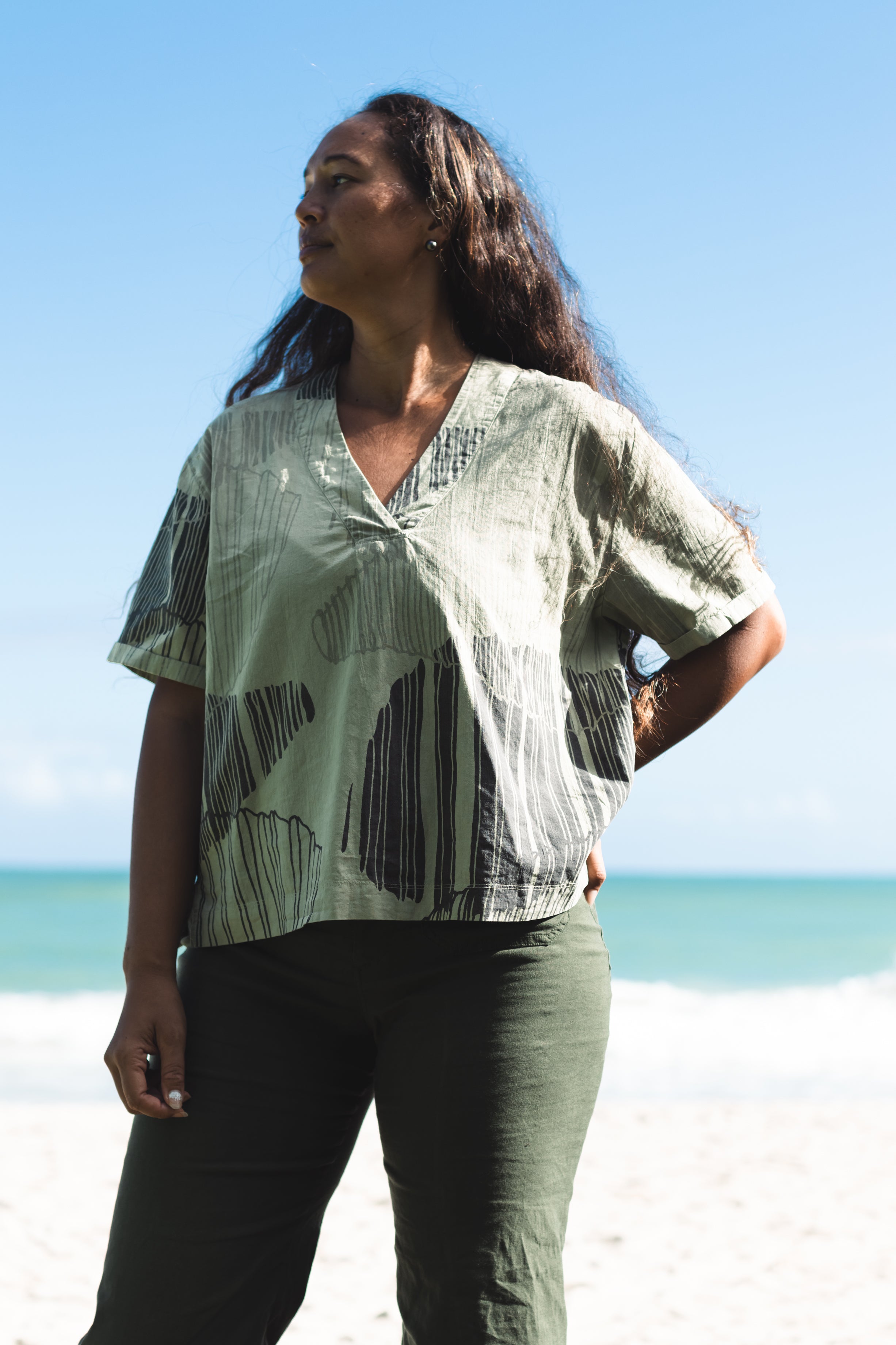 Kāhuli 2 - Newcombia canaliculata | Vneck Top - green