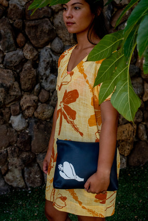 Kaʻilihiwa | Leather clutch - Pua aloalo - navy - *ASF*