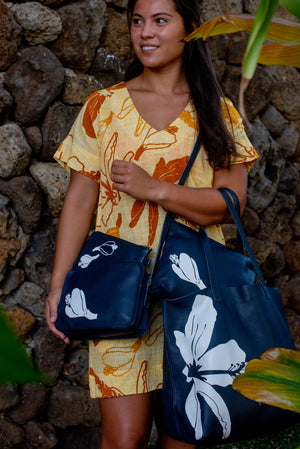 Kaʻilihiwa | Leather crossbody bag - Pua aloalo - navy - *ASF*